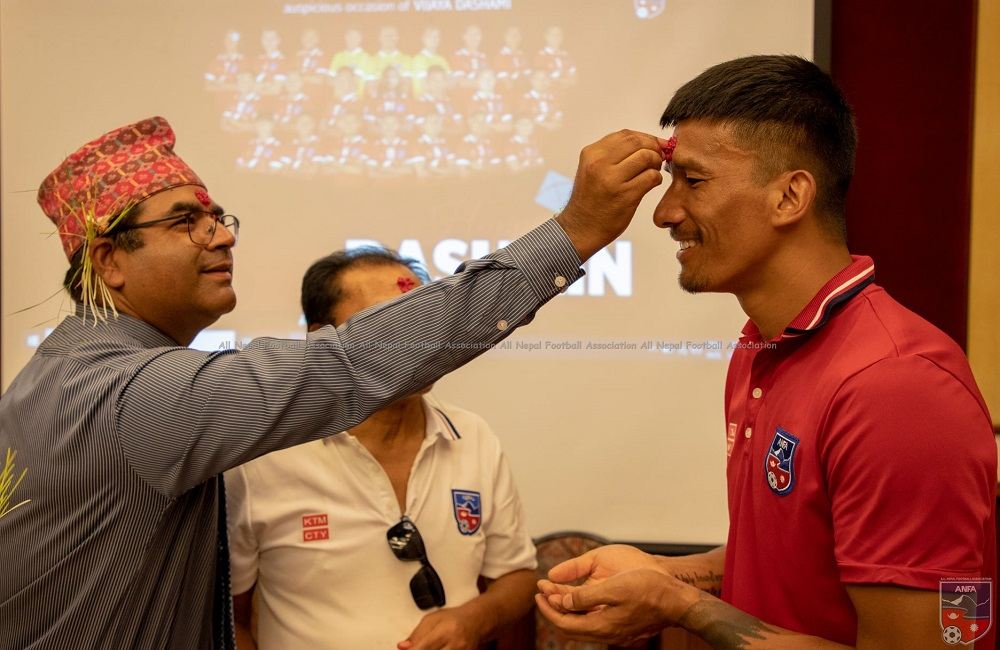 नेपाली राष्ट्रिय फुटबल टोलिले मनायो दशैको टिका (फोटो फिचर)